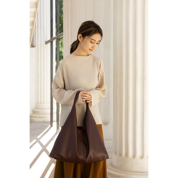Chic Triangular Vegan Leather Tote - Spacious Handbag with Magnetic Closure - Picture 6 of 6